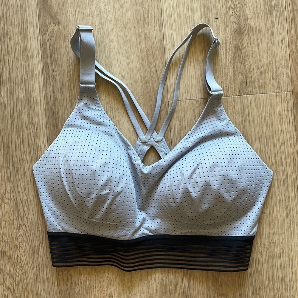 𝅺VICTORIA’S Secret Sport Lightweight sports bra. Size 32 DD